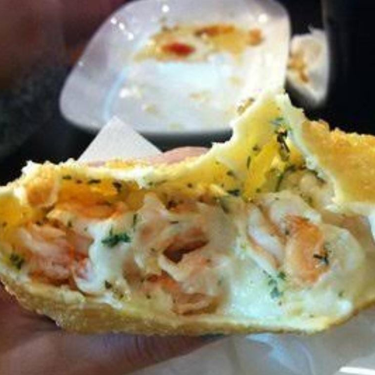 Pastel de Camarão com Catupiry (20 cm) Pastel crocante, recheado com camarão suculento e muito catupiry cremoso. Tamanho ideal pra matar a fome com sabor!