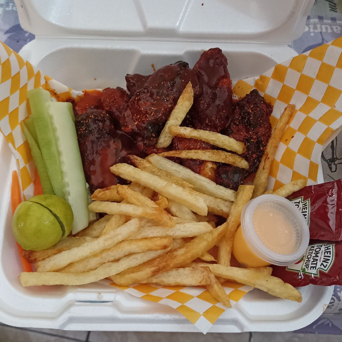 Alitas BBQ y Papas Fritas
