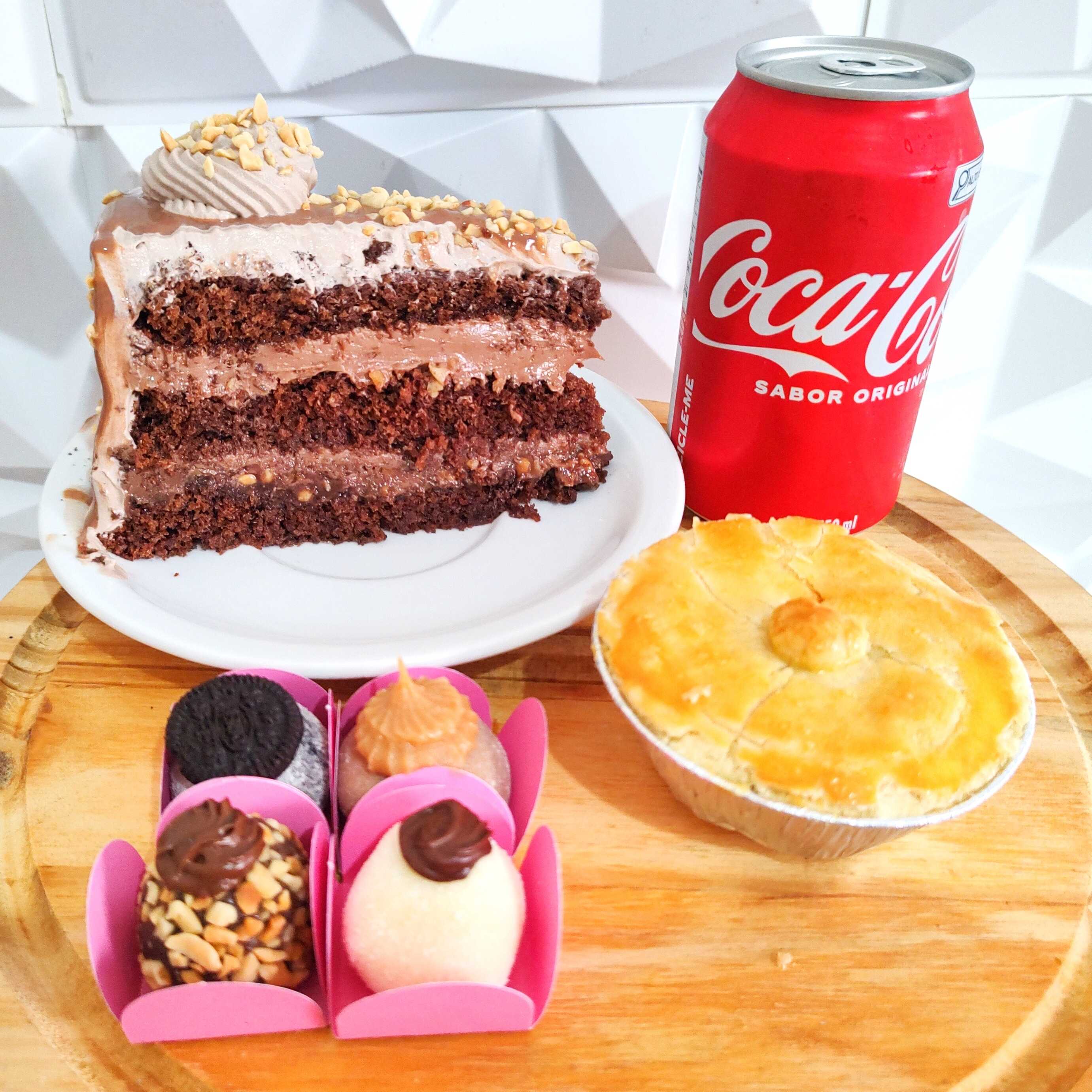 1 Fatia Torta Ferrero Rocher + 1 Empada De Frango c/ Catupiry Grande (130 Gramas) + 4 Docinhos Gourmet: (Ferreiro Rocher, Ninho c/ Nutella, Oreo e Churros) + 1 Coca Cola 350ml.