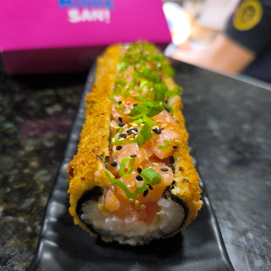 alga empanada, arroz, cream cheese, tataki de salmão e cebolinha.