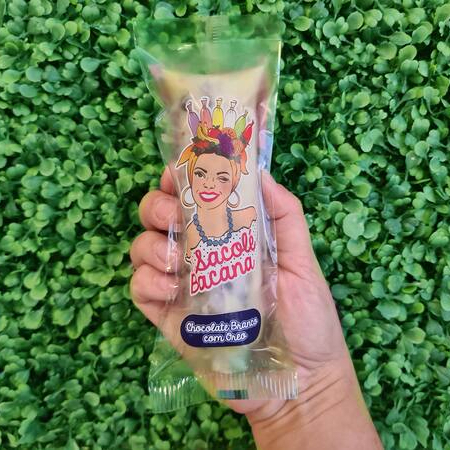 Com chocolate branco nobre (chocolate de verdade, não aqueles tipo cobertura) numa base branca cremosa e pedacinhos de biscoito Oreo. Combinação incrível!! Porque aqui no Sacolé Bacana, o sacolé é Gourmet de verdade!!  Nossos sacolés de tamanho padrão possuem 120ml (que equivale à 2 picolés comuns), ou seja, um produto muito superior e o dobro de produto se comparado aos picolés industrializados.  * feito com leite e leite condensado * * contém açúcar * * contém lactose *