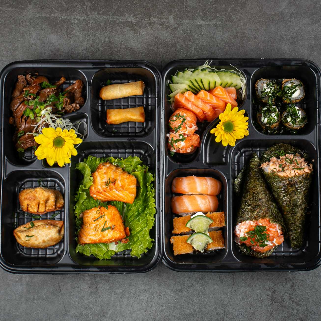 (PARTE FRIA) 8 sashimi de salmão, 4 jhou de salmão, 4 niguiri salmão, 4 niguiri skin e 8 hot holl com couve crispy.
(PARTE QUENTE) 4 guioza, 4 harumaki de queijo, 4 pedaço de salmão grelhado e 150g de shimeji.