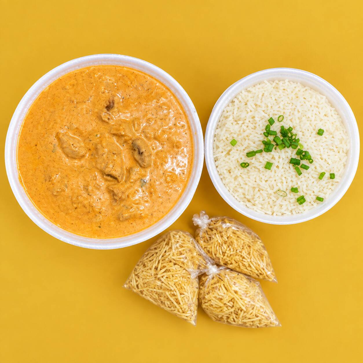 Strognoff cremoso com arroz branco soltinho e batata palha crocante. Uma combinação clássica, feita com carinho, que entrega sabor e aconchego a cada garfada