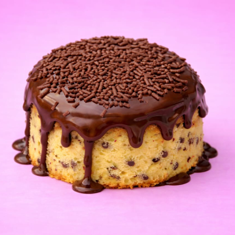 O 'Mini Vulcão Formigueiro' é uma deliciosa sobremesa que combina harmoniosamente a suavidade da baunilha e a riqueza do chocolate. A massa é baunilha amanteigada,com flocos de chocolate proporcionando um equilíbrio perfeito entre os dois sabores. Este prato, sendo um dos mais vendidos e em promoção hoje, é um verdadeiro tesouro para os amantes de doces. O 'Mini Vulcão' é uma pequena indulgência que promete uma explosão de sabor inesquecível a cada mordida.