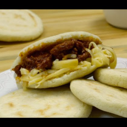 Arepa con Queso Cuajada + Chorizo Picado
