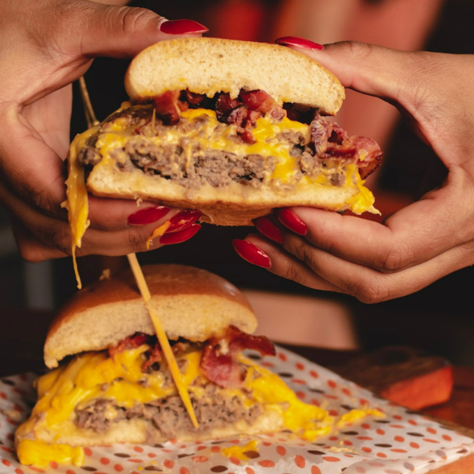 Pão brioche, smash burguer, bacon e queijo prato. Acompanha fritas