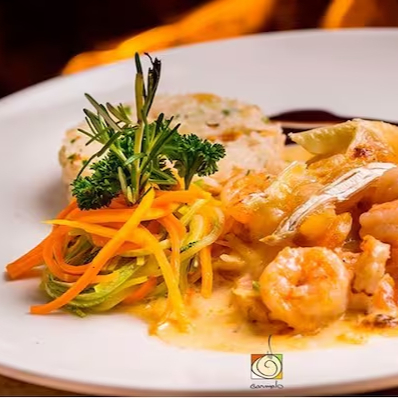 Camarões ao molho de damasco com queijo brie, brócolis e arroz com amêndoas