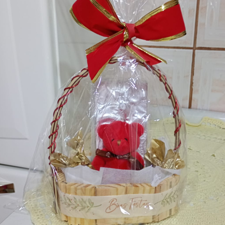 Composta por uma barra de ninho com Nutella 260 gramas aproximadamente,feita com cobertura de chocolate ao leite e recheada com ninho cremoso feita com óleo de coco,cinco trufas de ninho com Nutella feitas com cobertura de chocolate ao leite e o recheio cremoso de ninho com Nutella pura,peso aproximado 35 gramas a unidade.