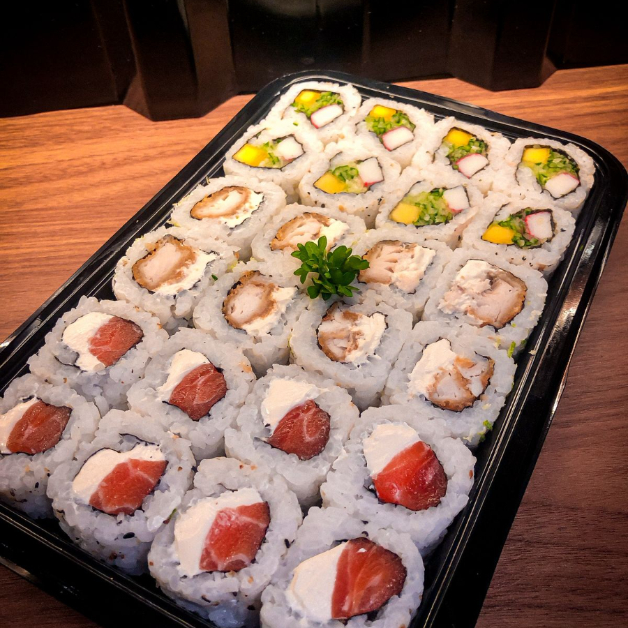 16 uramaki filadélfia, 16 uramaki Califórnia, 16 uramaki tilápia crocante com raspas de limão e 16 hot filadélfia.