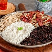 Arroz, feijão e farofa