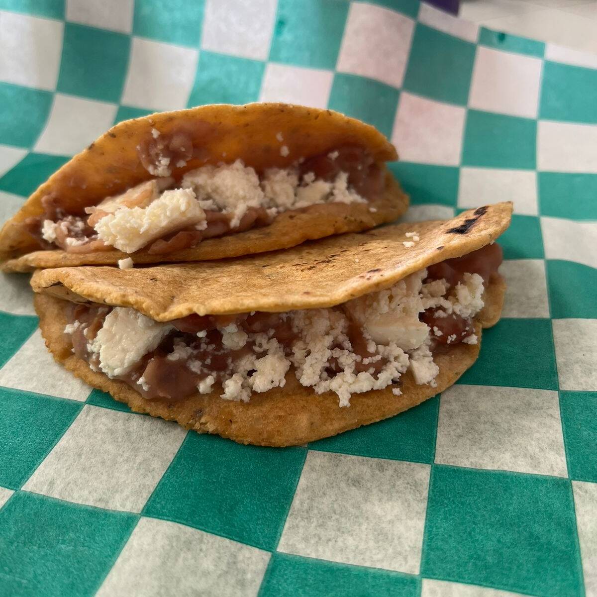 Taco de Maiz con Frijoles y Queso