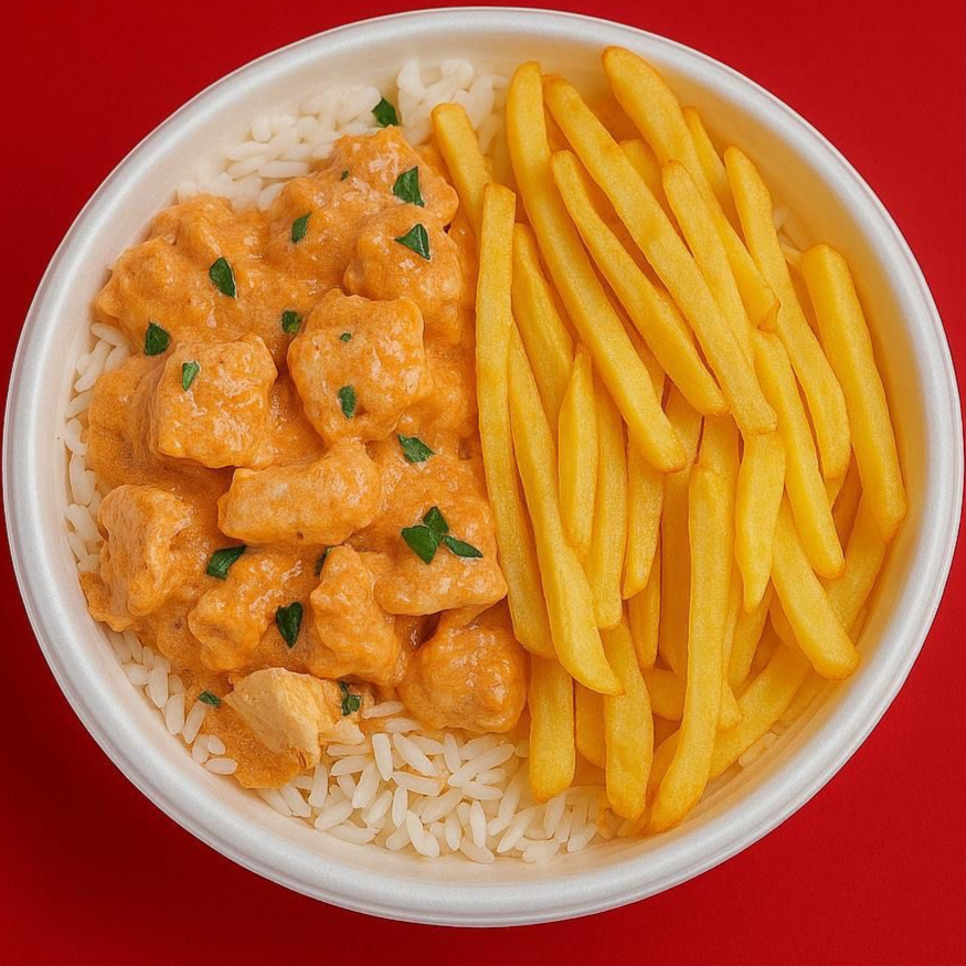 Marmita individual com suculentos cubos de peito de frango ao molho cremoso acompanhados de arroz branco soltinho e batata frita. Ideal para uma refeição saborosa e completa.