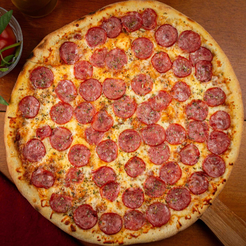 A Pizza Família (35cm) serve 3 pessoas. Massa artesanal e recheio farto. Escolha até 2 sabores. Não se esqueça da sua bebida!