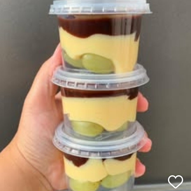 A combinação perfeita da uva com brigadeiro cremoso branco e o brigadeiro gourmet cremoso de chocolate, uma explosão de sabores