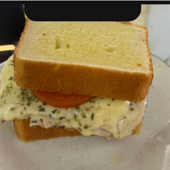 Bauru no Pão Brioche O tradicional bauru em uma versão ainda mais gostosa: pão brioche fofinho, queijo derretido, presunto e tomate fresquinho.