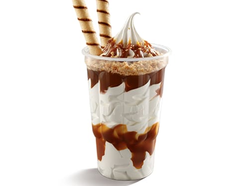 Bebida láctea sabor baunilha com uma super camada de cobertura de caramelo e ainda por cima com farofa de paçoca. O canudo completa a tentação