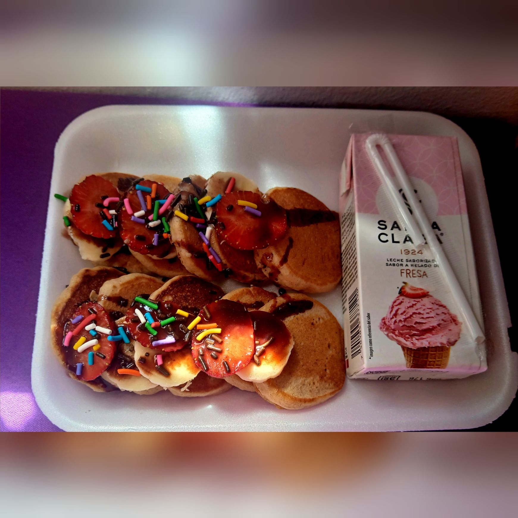 Mini Hotcakes con Fruta y Lechita