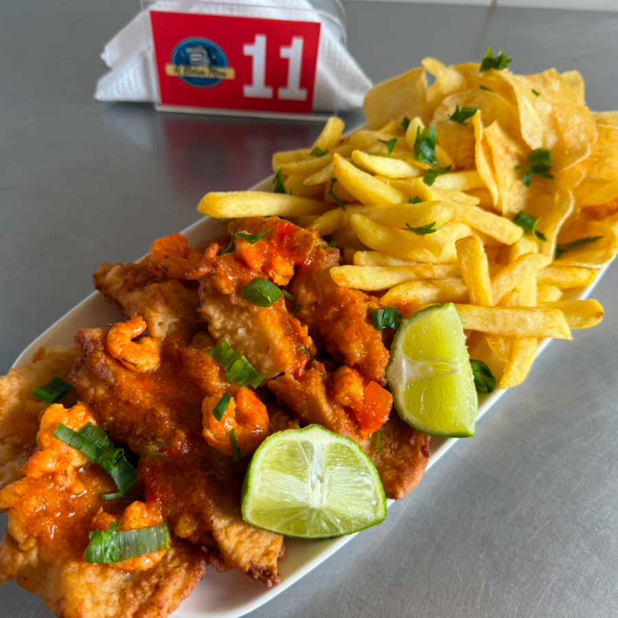 Filé de linguado, molho de camarão, fritas ou aipim