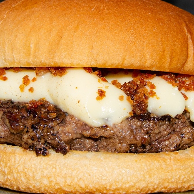 Smash 100gr Suculento com muçarela e uma camada generosa de Catupiry Cremoso coberto com farofinha de Bacon, e nosso Molho da Casa!!!