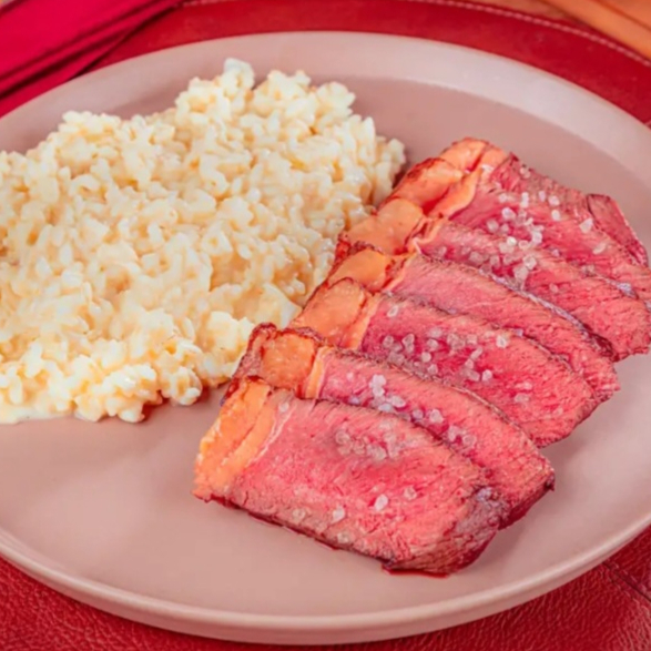 Nossa deliciosa Picanha vai acompanhada de arroz à piamontese e fritas.
