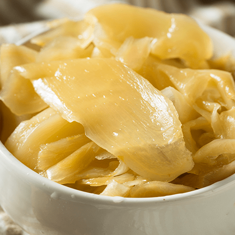 O gengibre em conserva (ou gari) serve principalmente para limpar o paladar entre diferentes sushis e sashimis, permitindo que você sinta o sabor de cada um deles de forma mais aguçada.