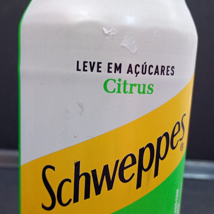 Experimente a elegância de Schweppes em lata de 350ml, uma bebida gaseificada que complementa qualquer momento.
