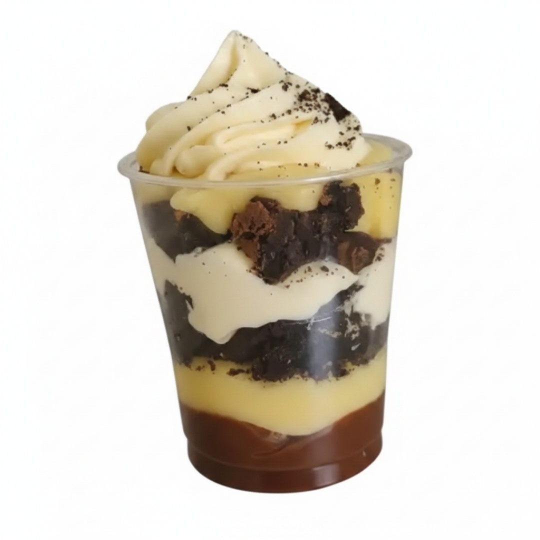 Uma deliciosa sobremesa feita com um cremoso brigadeiro tradicional e brigadeiro branco, mousse de chocolate, mousse de Ninho, pedaços de biscoito Oreo, brownie e chantininho para finalizar. Aprox. 230g