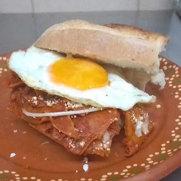 Torta de Chilaquiles con Huevo Estrellado