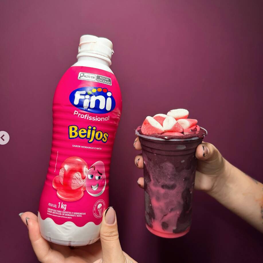 Açaí cremoso montado em camadas, com bala Fini, Chocoball, Bis e leite condensado. Uma combinação doce, divertida e cheia de sabor. Não perca tempo e experimente um dos melhores açaís da sua vida.