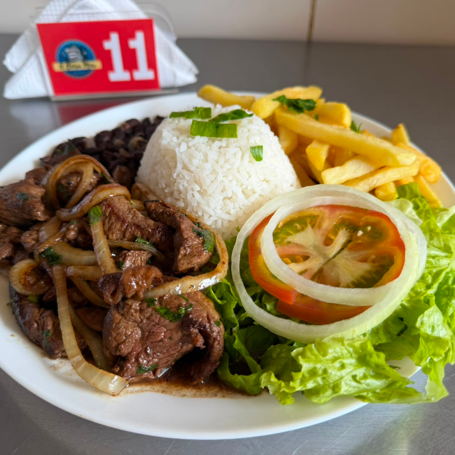 Contra filé, arroz, feijão, salada e fritas