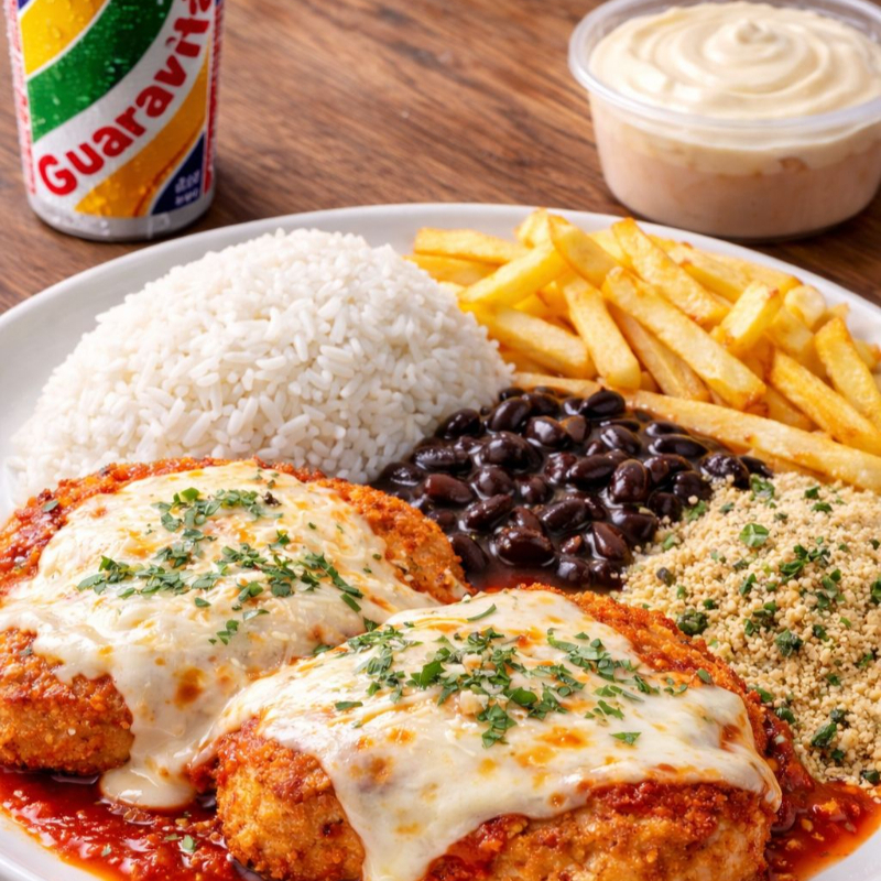 Deliciosa quentinha de frango à parmegiana, crocante por fora e suculento por dentro, acompanhado de arroz fresquinho, feijão temperado, e uma farofa maravilhosa. com guaravita + sobremesa.