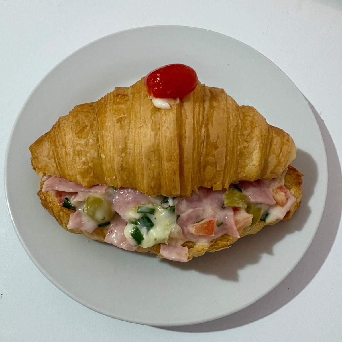 Presunto de peru, queijo mussarela, cebolinha, azeitona e tomate
