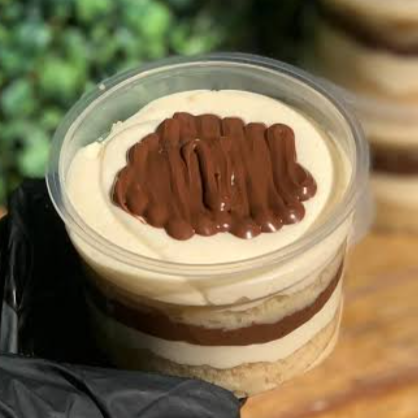 Delicie-se com camadas cremosas de brigadeiro e baunilha neste irresistível pote. Perfeito para adoçar seu dia!