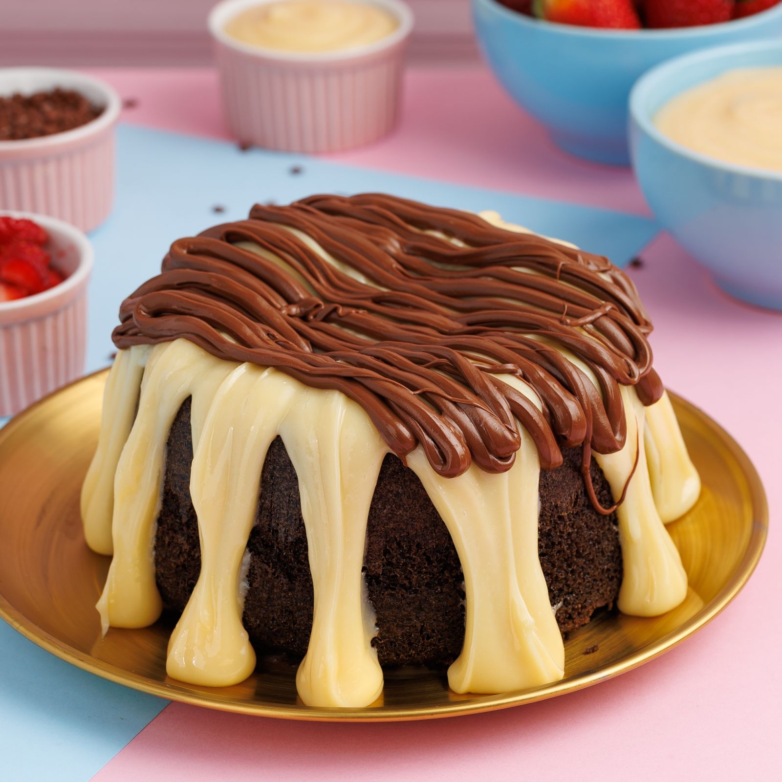 Massa fofinha de chocolate com cobertura de brigadeiro de leite Ninho finalizado com Nutella.