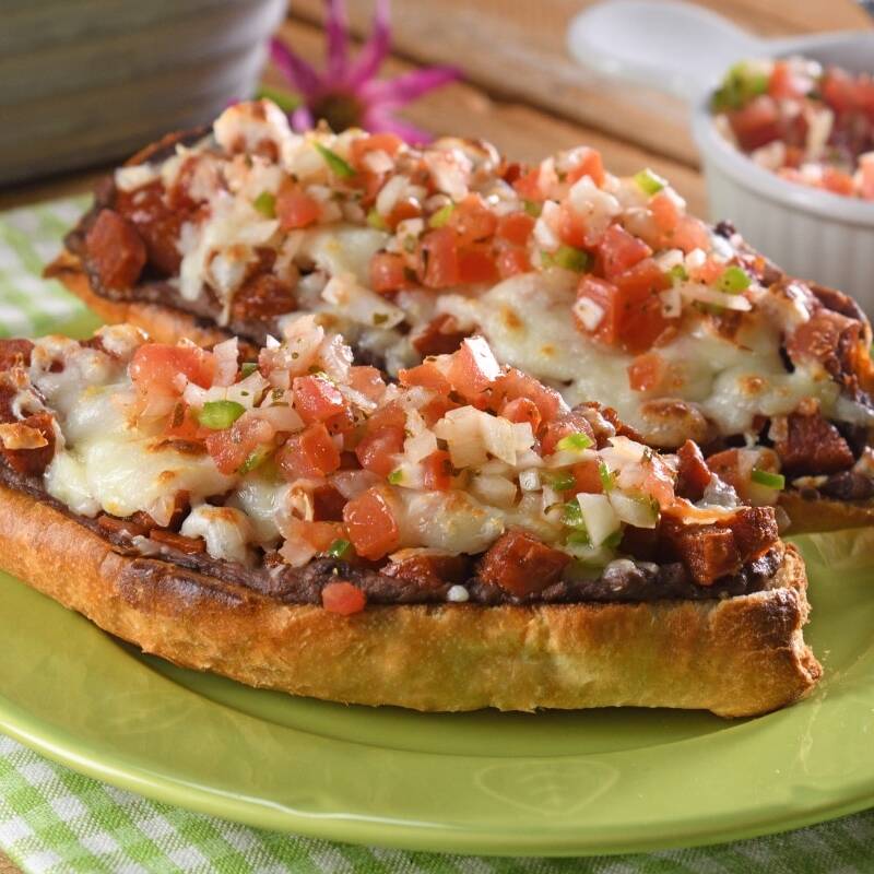 Molletes con Chorizo 2 Piezas