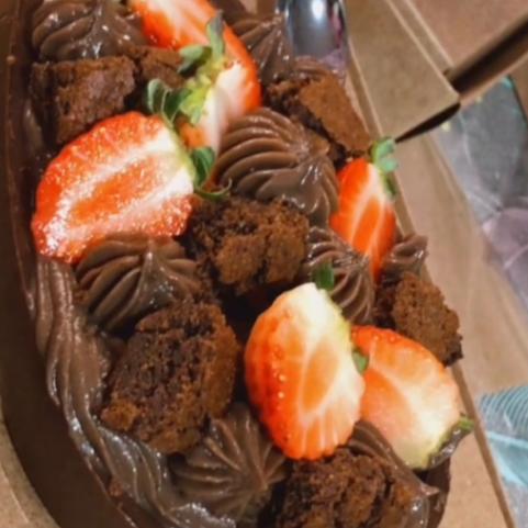 Casca de chocolate creme de chocolate fatias de morango e pedacinhos de brownie