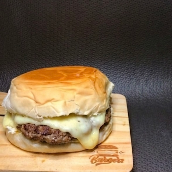 Hambúrguer, queijo, maionese e ketchup