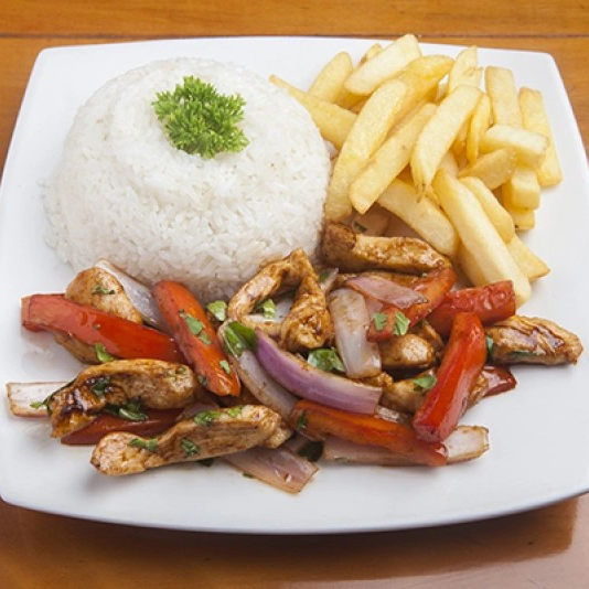 Pollo Saltado con Arroz Blanco