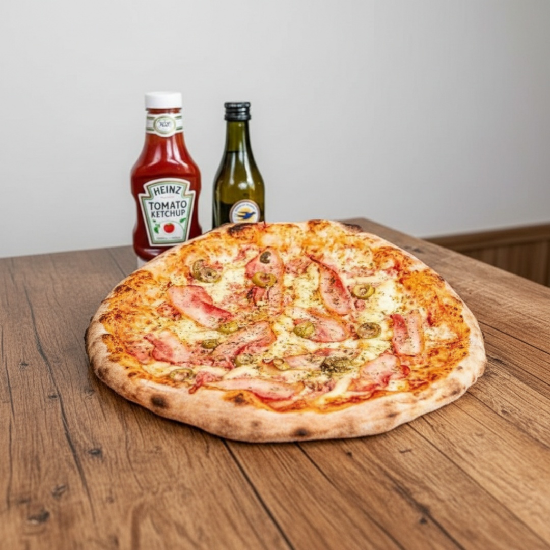 Apresentamos a nossa 'Pizza de Bacon', uma delícia da categoria 'Novas Pizzas Salgadas'. Esta pizza é preparada com uma massa artesanal, finamente amassada e assada no ponto certo. O molho, de tomates frescos e bem temperados, cobre a massa generosamente. Delicadas fatias de bacon crocante, cream cheese cremoso e alho-poró fresco são distribuídos cuidadosamente sobre o molho. Para finalizar, uma p