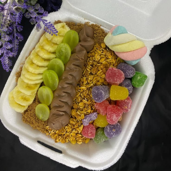 Açaí tradicional cremoso com creme de avelã, acompanhado de 4 adicionais, 2 frutas e 2 caldas