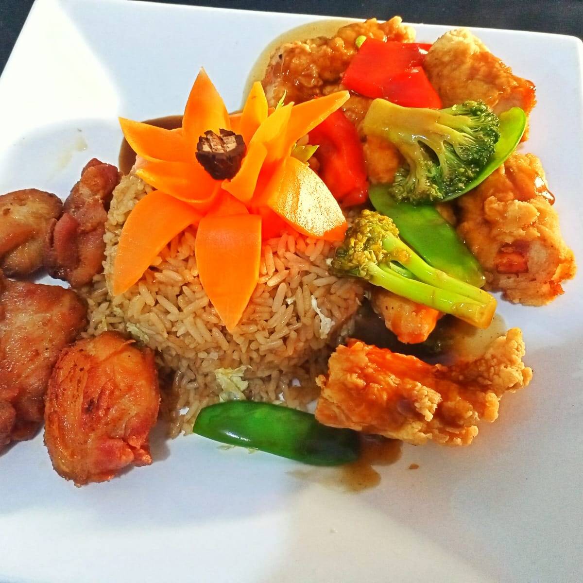 Chicharrón de Pollo con Enrollado de Verduras