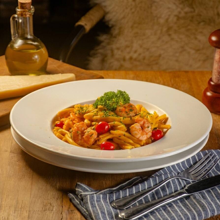 Massa artesanal combinada com camarões, tomates frescos e manjericão. Um prato leve e aromático. Acompanha Entrada e Sobremesa Grátis!!!