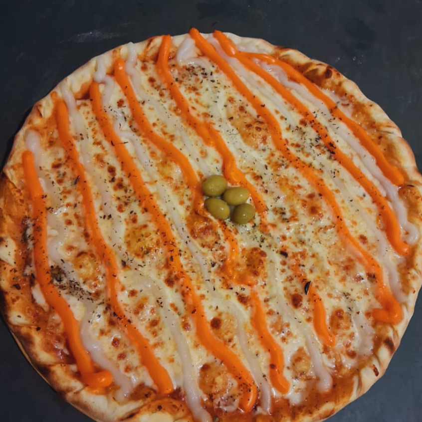 PIZZA DE MASSA PROFISSIONAL, MOLHO DE TOMATE CASEIRO, MUSSARELA , CREME TIPO CHEDDAR ,CREME TIPO CATUPIRY , AZEITONAS E OREGANO