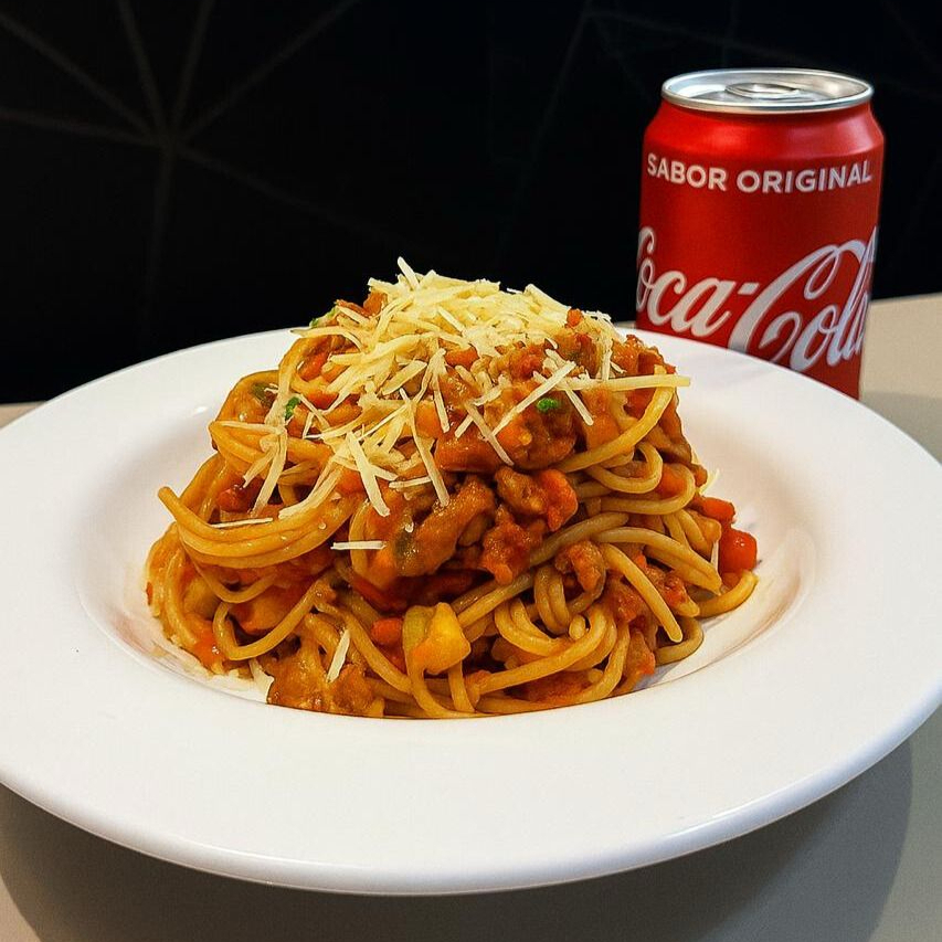 Spaghetti ragu de linguça + Coca-cola Lata