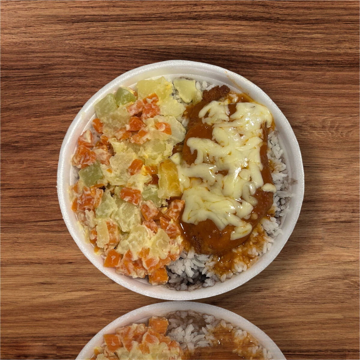 Marmita acompanha, arroz branco, feijão preto, farofa e maionese.