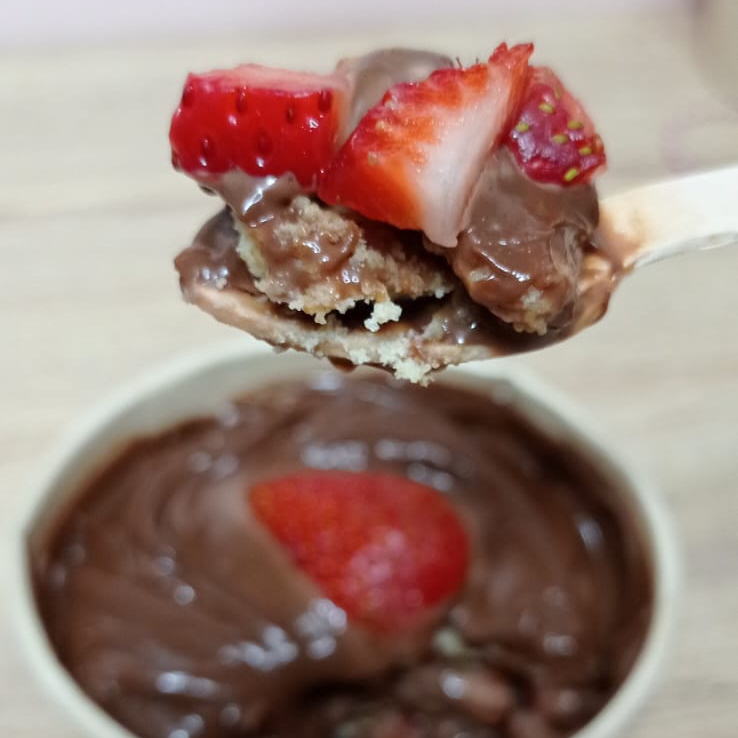 Alfajor Cuchareable de Fudge con Fresas