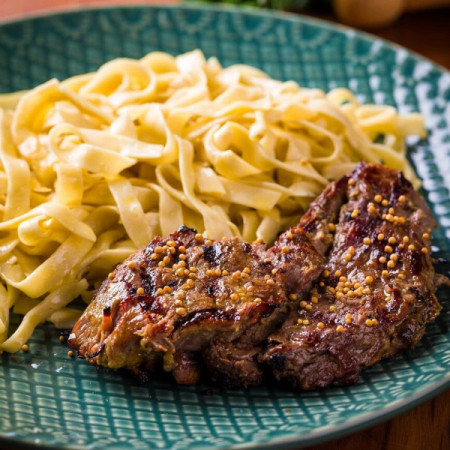 Suculenta maminha ao molho de mostarda, servida com talharim na manteiga, leve e saboroso finalizado com queijo ralado e salsinha. Uma refeição completa e cheia de sabor! (*) Não fazemos alterações!