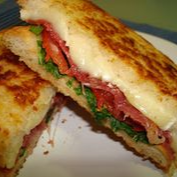 Combo Sándwich Tres Jamones, Papas y Bebida