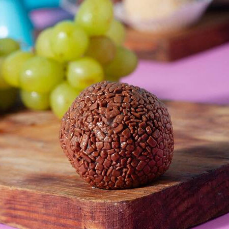 Brigadeiro de chocolate com uva.