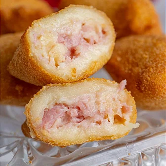 Dois risoles de queijo e presunto, frito na hora.